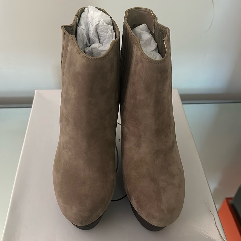 Steve Madden, Taupe, size 8, wedge heel